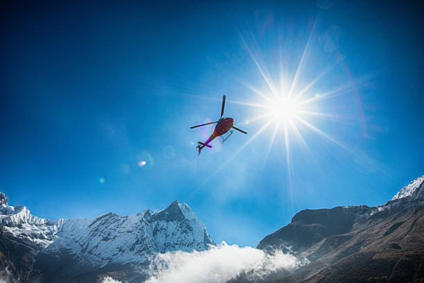 mt.machapuchare 및 태양 헬리콥터 - rescue helicopter mountain snow 뉴스 사진 이미지
