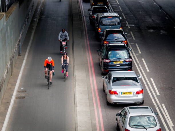radfahrer mit tfl zyklus superhighway in london - datenautobahn stock-fotos und bilder