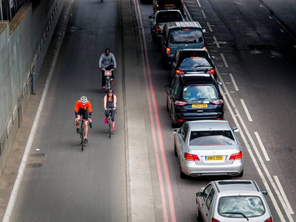 ciclisti che utilizzano la tfl cycle superhighway a londra - bicycle london england cycling safety foto e immagini stock