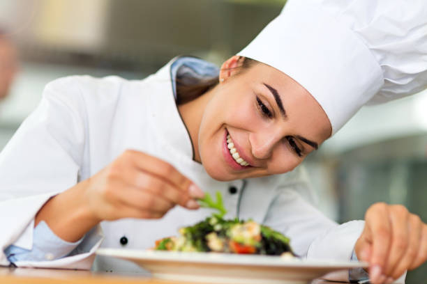 chef donna in cucina - hat women chef occupation foto e immagini stock