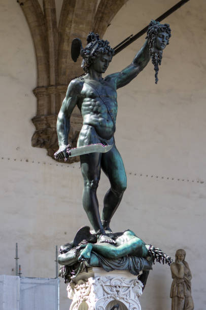 estátua de perseu com a cabeça da medusa, florença, itália - palazzo vecchio piazza della signoria florence italy italy - fotografias e filmes do acervo