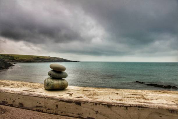 hierarchie und balance. harmonie. feng shui-balance - stone zen like buddhism pebble stock-fotos und bilder