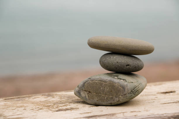 hierarchie und balance. harmonie. feng shui-balance - stone zen like buddhism pebble stock-fotos und bilder