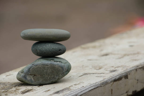 hierarchie und balance. harmonie. feng shui-balance - stone zen like buddhism pebble stock-fotos und bilder