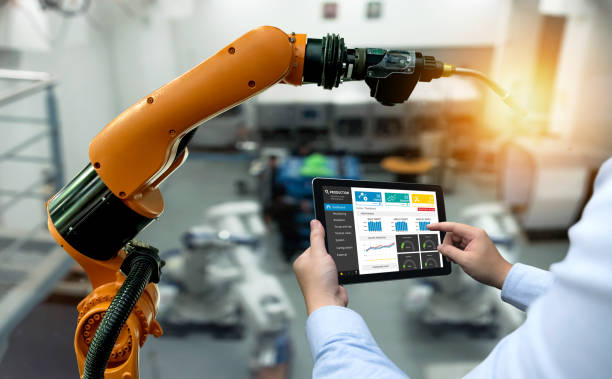 progetta a mano utilizzando tablet, macchina a braccio robot di automazione pesante in fabbrica intelligente industriale con applicazione di sistema di monitoraggio in tempo reale tablet. industria 4° concetto iot. - car industry robot arm car plant foto e immagini stock