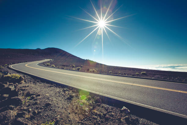 highway acima das nuvens - haleakala national park mountain winding road road - fotografias e filmes do acervo