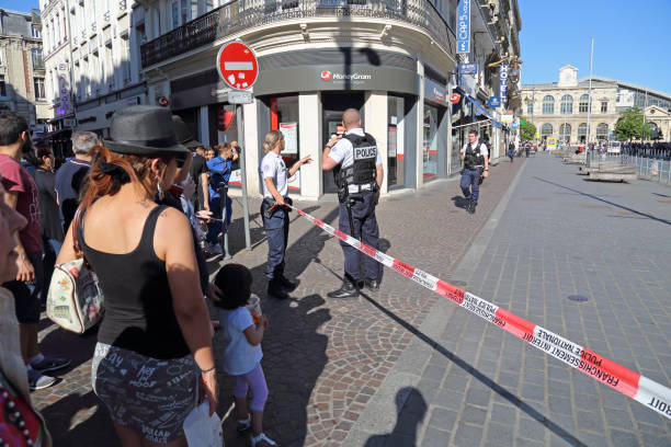 amenaza de bomba en lille, francia - military uniform barricade boundary police uniform fotografías e imágenes de stock