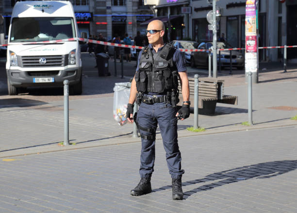 agente di polizia a guardia della strada durante minaccia bomba - military uniform barricade boundary police uniform foto e immagini stock