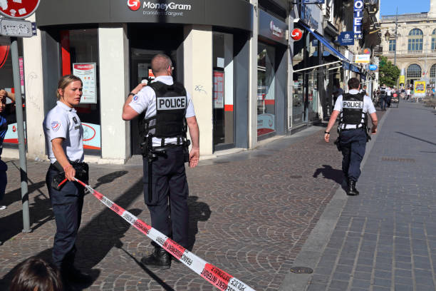 ameaça de bomba em lille, frança - military uniform barricade boundary police uniform - fotografias e filmes do acervo