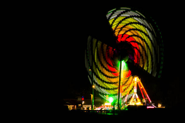 arcobaleno artificiale - ferris wheel wheel night neon light foto e immagini stock