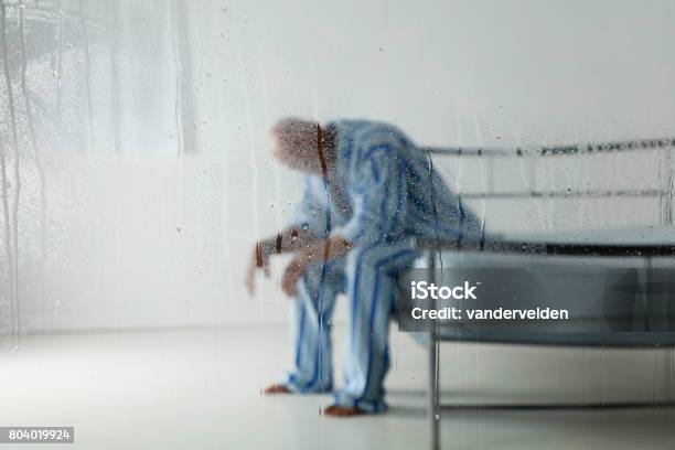 Photo libre de droit de Homme Derrière Une Vitre De Pluie banque d'images et plus d'images libres de droit de Hôpital psychiatrique - Hôpital psychiatrique, Maladie, Hôpital