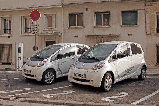 электромобили на точке зарядки - peugeot car french culture france стоковые фото и изображения