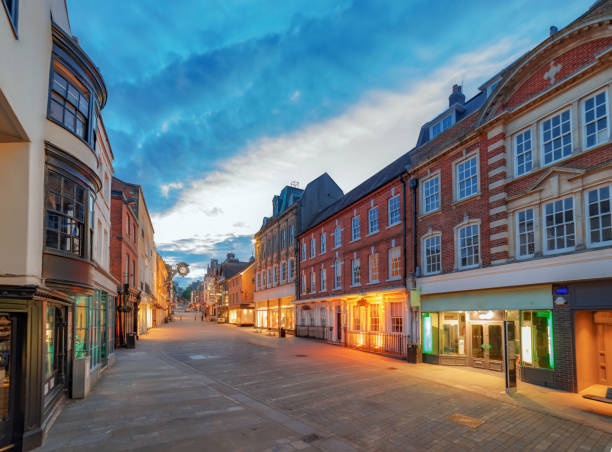 centre de la ville de winchester en angleterre - hampshire photos et images de collection