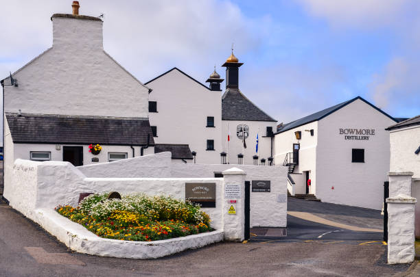 entrée de l’usine de bowmore distillery, islay, royaume-uni - bruichladdich whisky photos et images de collection