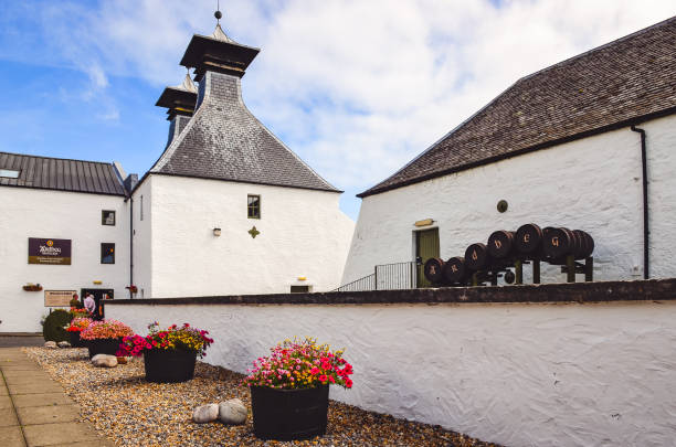 ardbeg destillerie eingang, islay, vereinigtes königreich - bruichladdich whisky stock-fotos und bilder