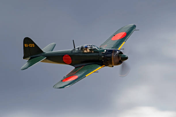 chasseur de mitsubishi zero wwii avion volant au spectacle aérien - fighter plane photos et images de collection