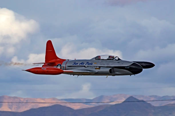 avion t-33 shooting star vintage korean war fighter jet flyng au spectacle aérien - fighter plane military airplane air force military photos et images de collection