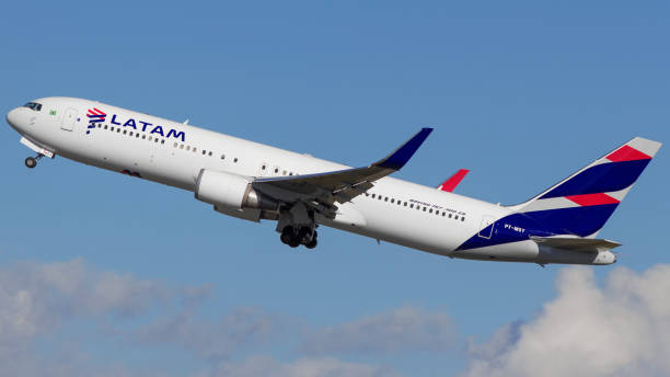 boeing 767-300 de latam airlines en el aeropuerto de gru, guarulhos, sao paulo - brasil, 2017 - runway airplane landing landing light fotografías e imágenes de stock