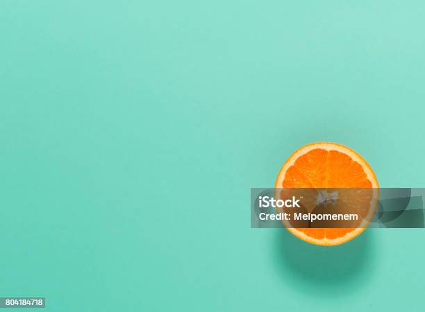 Photo libre de droit de Orange Frais Coupés En Deux banque d'images et plus d'images libres de droit de Fond - Fond, Lumière vive, Fruit