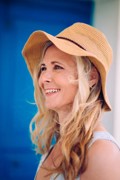 istock Smiling mature woman with summer hat ready for the beach 804226072
