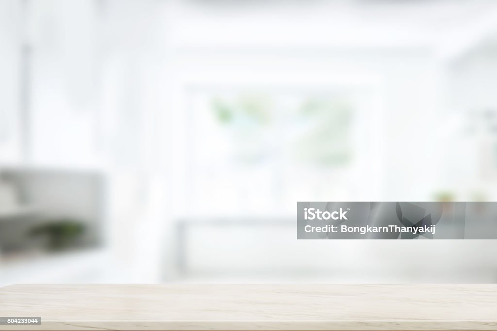 Mesa mármol vacío en fondo de sala cocina borrosa. - Foto de stock de Cocina - Estructura de edificio libre de derechos