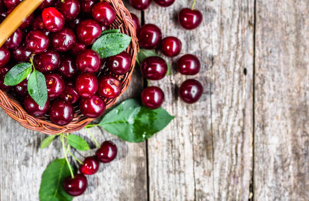 czereśnie ekologiczne, świeże owoce na stole rolnika - sour cherry zdjęcia i obrazy z banku zdjęć