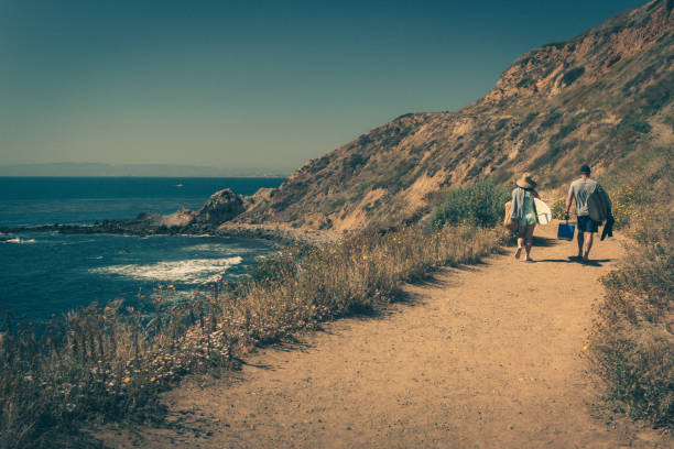 couple de surfeur sur piste - palos verdes photos et images de collection