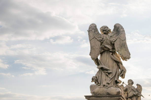 estatua de mármol de bernini del ángel desde el puente de sant'angelo en roma, italia - bernini castel fort tiber river fotografías e imágenes de stock