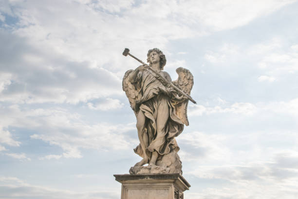 berninis marmorstatue der engel von der sant'angelo-brücke in rom, italien - bernini castel fort tiber river stock-fotos und bilder