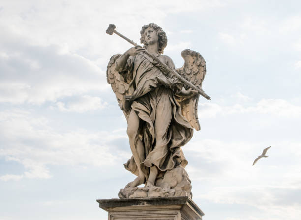 berninis marmorstatue der engel von der sant'angelo-brücke in rom, italien - bernini castel fort tiber river stock-fotos und bilder