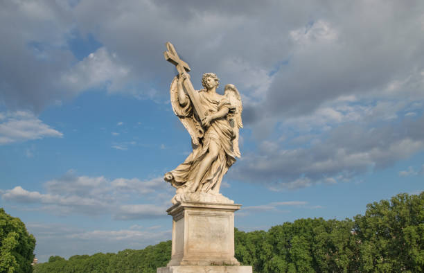 berninis marmorstatue der engel von der sant'angelo-brücke in rom, italien - bernini castel fort tiber river stock-fotos und bilder