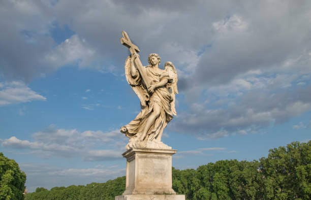 estatua de mármol de bernini del ángel desde el puente de sant'angelo en roma, italia - bernini castel fort tiber river fotografías e imágenes de stock