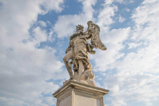 estatua de mármol de bernini del ángel desde el puente de sant'angelo en roma, italia - bernini castel fort tiber river fotografías e imágenes de stock