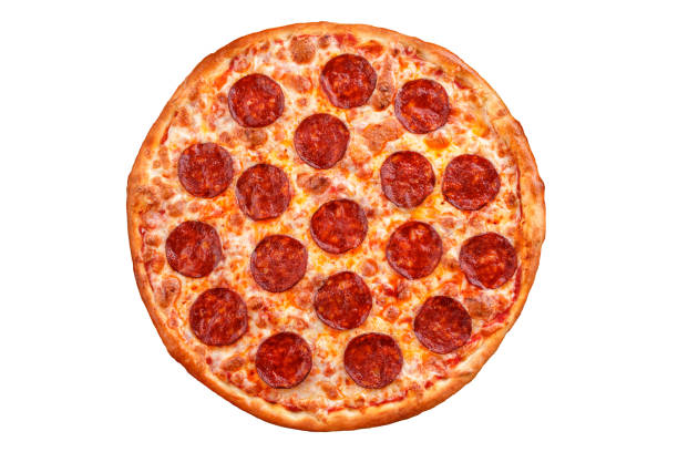 peperoni-pizza. italienische pizza auf weißem hintergrund. - pepperoni stock-fotos und bilder