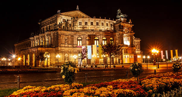 nocny letni piękny widok na operę sachsische staatsoper dresden (saksońska opera państwowa) lub semperoper, drezno, saksonia, niemcy, europa. - opera house semper opera house statue theaterplatz zdjęcia i obrazy z banku zdjęć