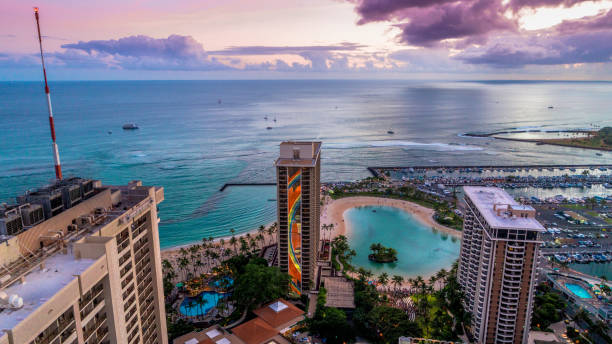 vista aerea dei grattacieli della spiaggia di wakiki al tramonto, honolulu, oahu, hawaii - waikiki beach foto e immagini stock