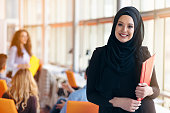 arabian-business-frau-mit-hijab-halten-e