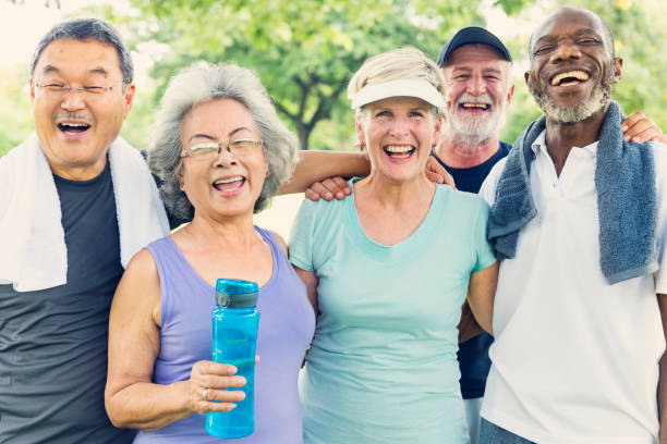 senior grupo amigos ejercicio relajarse concepto - gente de tercera edad activa fotografías e imágenes de stock