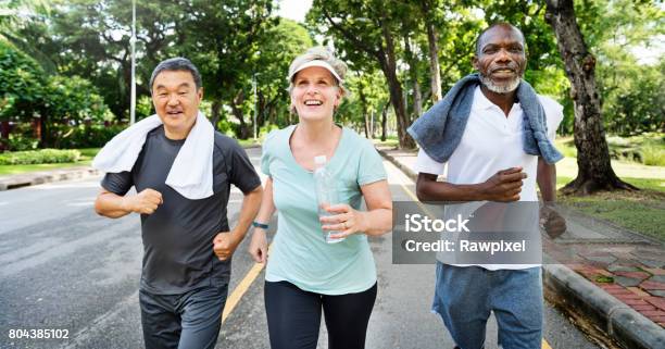 Senior Grupo Amigos Ejercicio Relajarse Concepto Foto de stock y más banco de imágenes de Tercera edad - Tercera edad, Correr, Grupo de personas