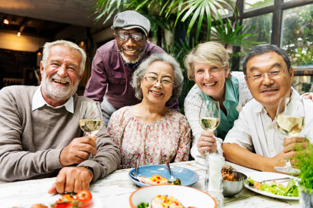 수석 은퇴 만날 행복 개념의 그룹 - senior adult friendship group of people restaurant 뉴스 사진 이미지