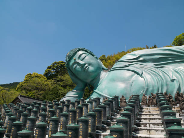 grande buddah sdraiato a fukuka - reclining buddha foto e immagini stock