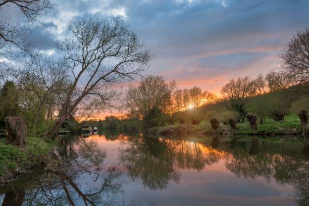 la rivière avon au coucher du soleil, warwickshire, angleterre - welford on avon photos et images de collection