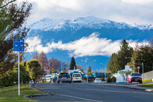 te anau nuova zelanda - agosto29,2015 : bellissimo panoramico della strada principale nella città di te anau la destinazione di viaggio naturale più popolare nell'isola meridionale della nuova zelanda - te anau foto e immagini stock