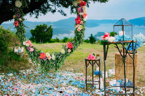 arco nuziale rotondo di fiori e rami d'ulivo. appeso al - wedding venue foto e immagini stock