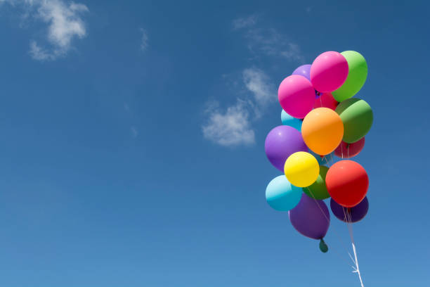 balões coloridos voando no céu azul - sea of clouds - fotografias e filmes do acervo