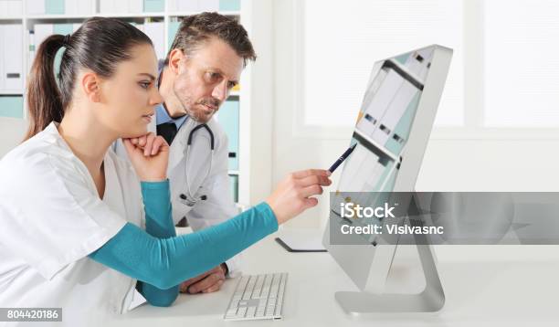 Los Médicos Usan La Computadora Concepto De Consultoría Médica Foto de stock y más banco de imágenes de Doctor