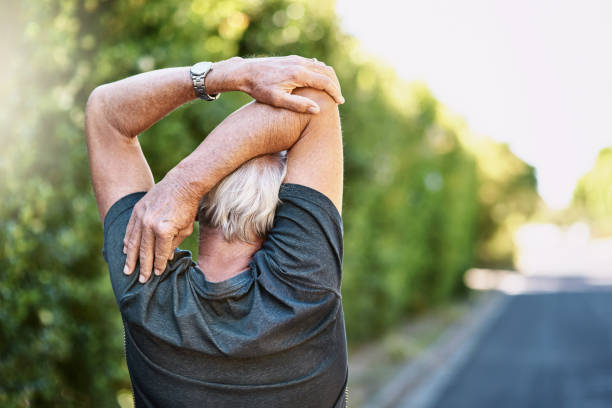 그의 운동 중 상해의 더 적은 기회를 보장 - senior adult outdoors wellbeing sky 뉴스 사진 이미지