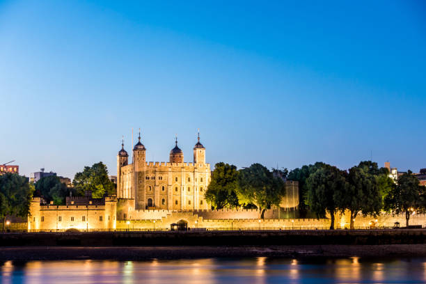 tower of london dusk light england - local landmark international landmark middle ages tower of london imagens e fotografias de stock