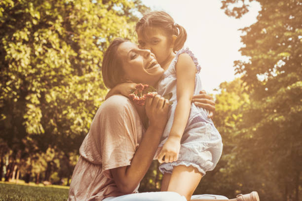 hija eligió una flor a su madre. - vuelo ceremonial fotografías e imágenes de stock