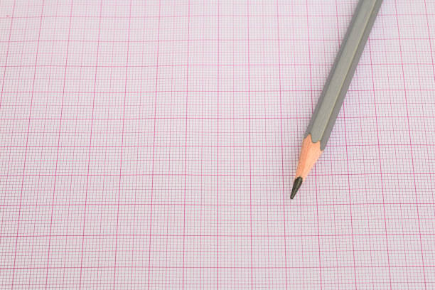 bleistift auf rotem zeichenpapier mit maßeinteilung ("grids") - lined paper pencil wood sharp stock-fotos und bilder